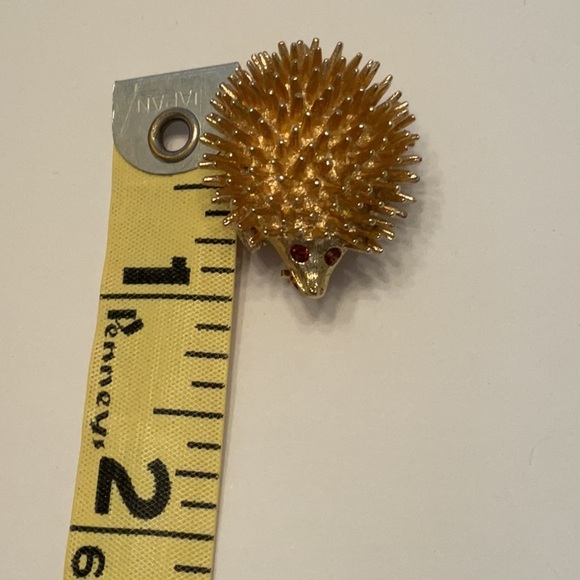 Vintage Sarah Coventry Whimsical Gold Tone Hedgehog Brooch Pin with Brown Eyes - Picture 8 of 9